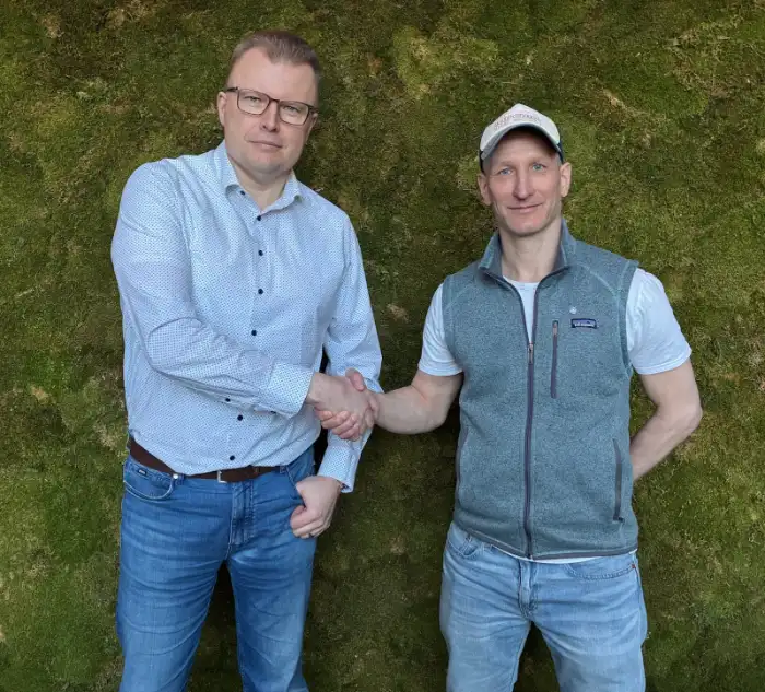 Antti Hellberg ja Hilla IT:n edustaja kättelevät
                    yhteistyön merkiksi.